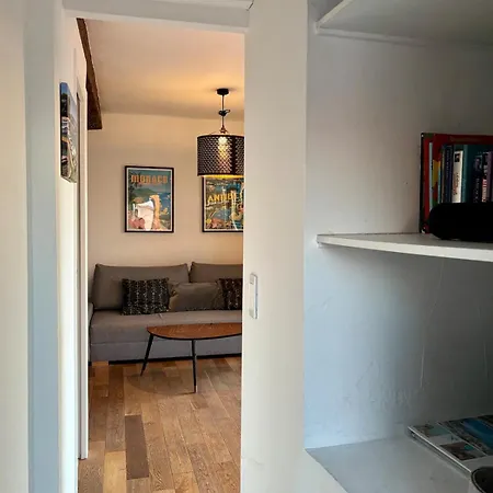 Old Town Rooftop Sea-view 1br With Terrace 昂蒂布