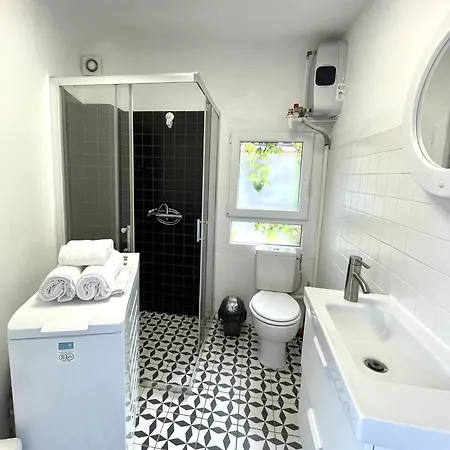 Old Town Rooftop Sea-view 1br With Terrace * 昂蒂布